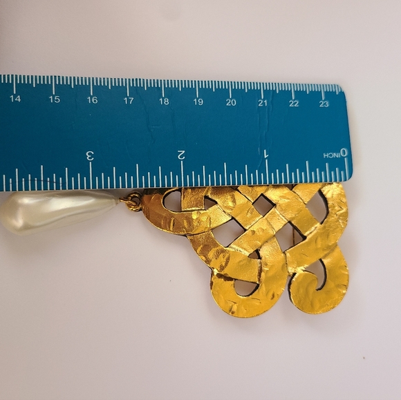 Vintage Chanel brass and simulated pearl drop knot Maison Goossens brooch, 1970s - Picture 7 of 11